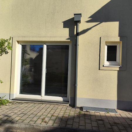 Erdgeschoss Wohnung Nahe Flughafen Viena Exterior foto