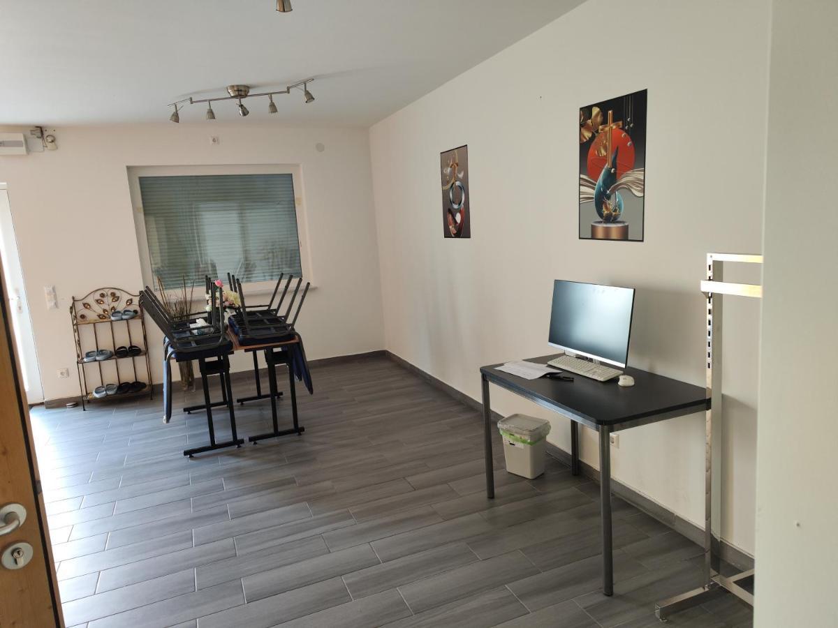 Erdgeschoss Wohnung Nahe Flughafen Viena Exterior foto