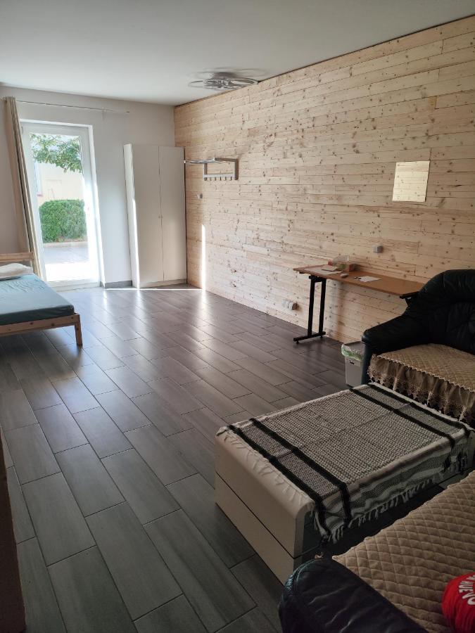 Erdgeschoss Wohnung Nahe Flughafen Viena Exterior foto